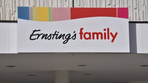 Festlicher Blickfang: Der weihnachtliche Deko-Baumaufsteller von Ernsting's family