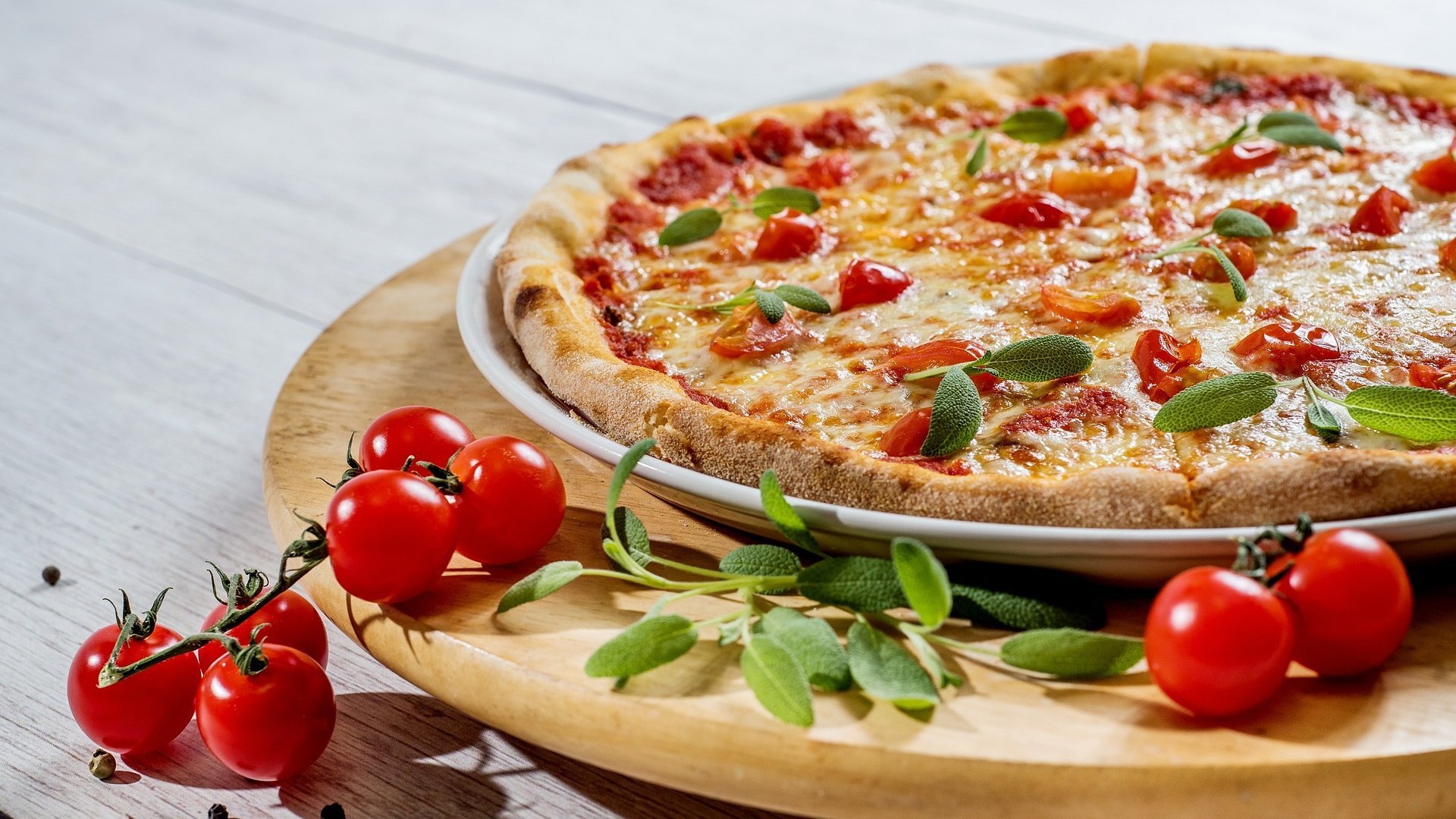 Kein Pizzaofen? Kein Problem! So zauberst du knusprige Pizza in deiner Heißluftfritteuse