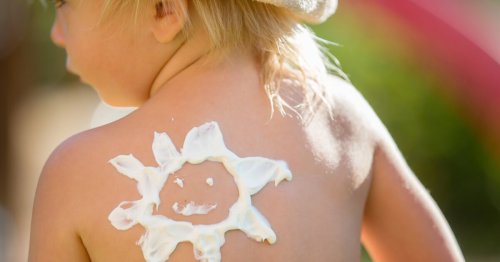 Diese 3 beliebten Sonnencremes für Kinder fallen bei Ökotest durch