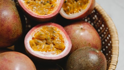 Überraschend simpel: Mit diesem Trick isst du Passionsfrucht richtig