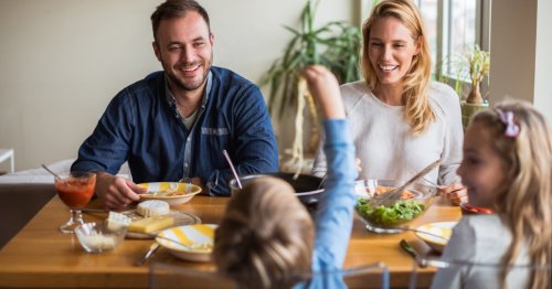 Tabu! 7 Sätze, die Eltern zu Kindern am Essenstisch nicht sagen sollten