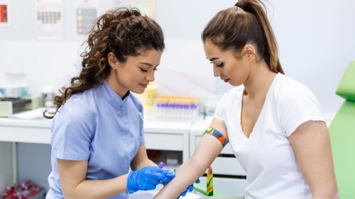 Hormonstatus beim Frauenarzt bestimmen lassen oder Test zu Hause?