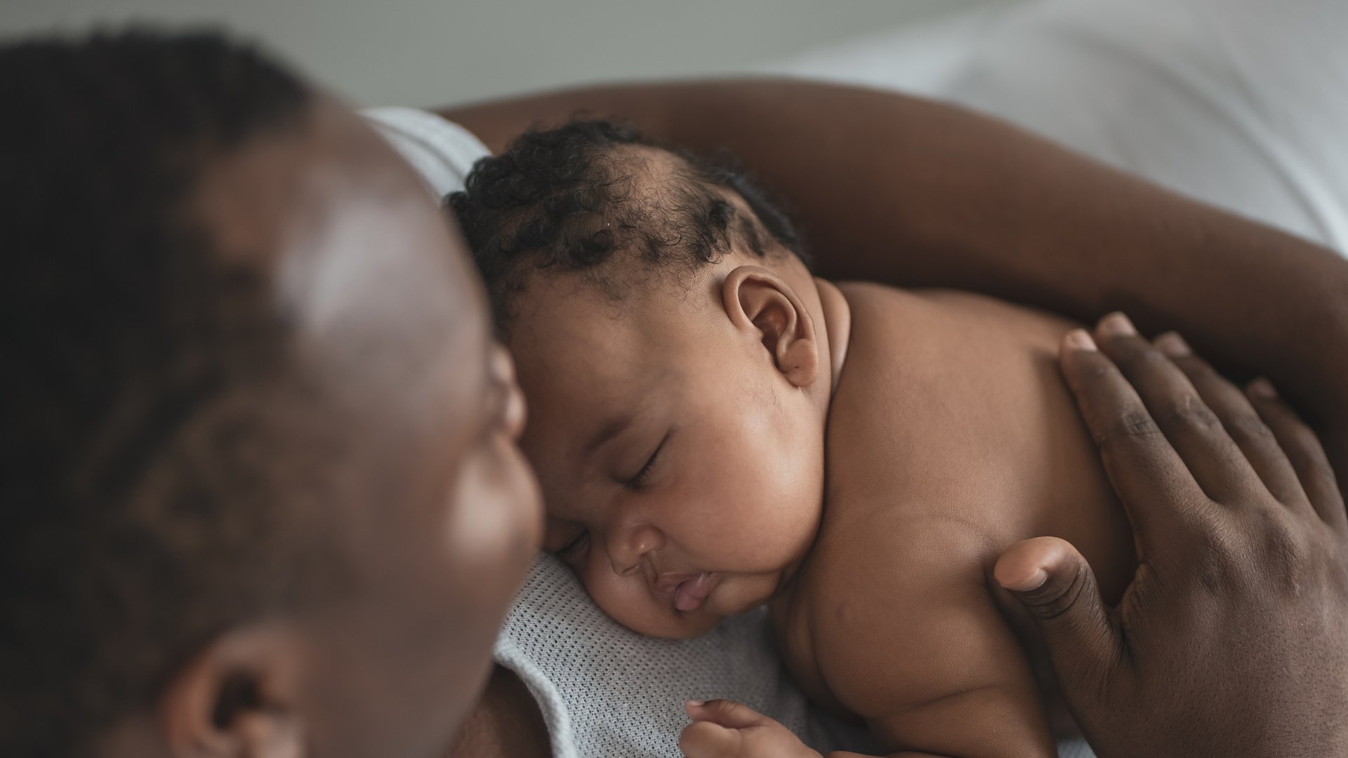 Papa-Kind-Bonding: 12 Tipps, wie ihr eine tiefe Bindung zu eurem Baby aufbaut