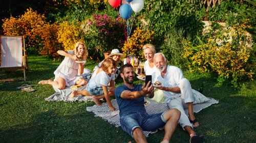 Dieses Umstandskleid macht dich auf jedem Osterpicknick zum Hingucker