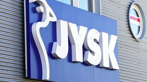 Diese Jysk-Vase aus Steinzeug ist ein eleganter Hingucker für jeden Raum