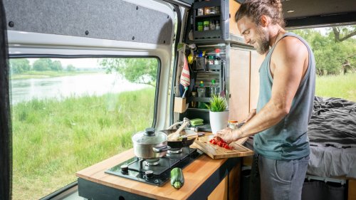Ihr liebt Camping? Diese 9 Produkte sind perfekt fürs Kochen unterwegs und draußen