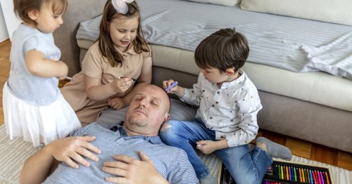 Horizontal Parenting: So beschäftigst du deine Kids ganz easy im Liegen