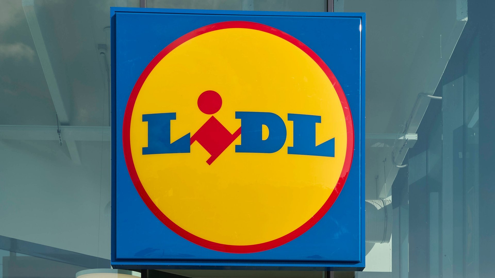 Dein stylischer Blickfang: Entdecke den Beistelltisch mit Marmoroptik-Platte jetzt bei Lidl