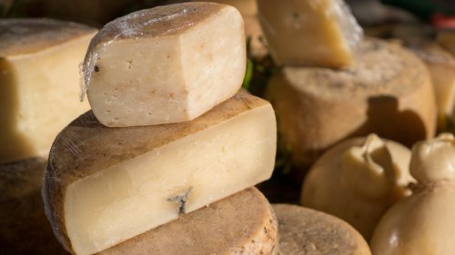 Vorsicht: Dieser traditionelle Käse lebt und wurde in der EU verboten