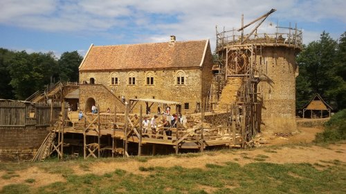 Mittelalterliche Baustelle: Diese Burg wird mit den Methoden des 13. Jahrhunderts gebaut