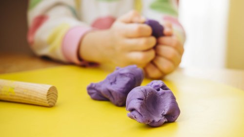 Taktile Wahrnehmungsstörung bei Kindern: Symptome & Hilfe für Eltern