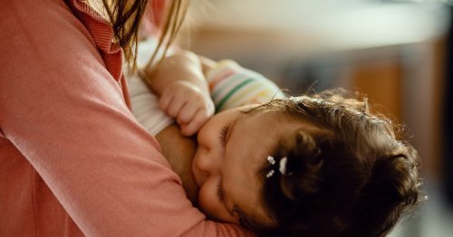 Baby beißt beim Stillen: Welche Ursachen das hat und was schnell hilft