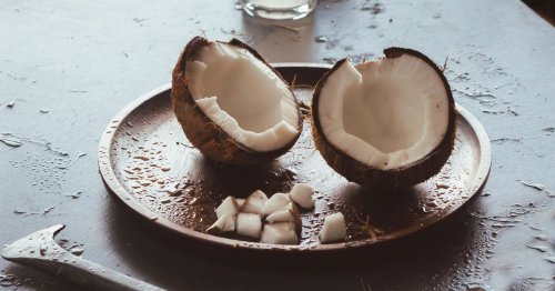 Lecker und gar nicht so schwer: Mit diesem genialen Trick isst du Kokosnuss richtig