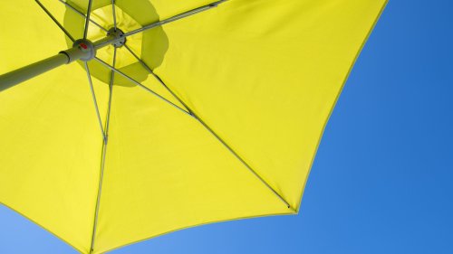 Ampelschirm-Test: 5 stabile Schattenspender für den Garten