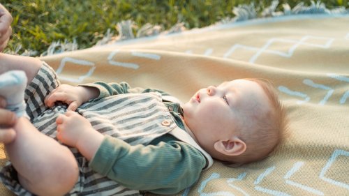 Luftig & süß zugleich: Warum diese 7,99€-Mütze für Babys von Ernsting's family der Star der Frühlingssaison wird