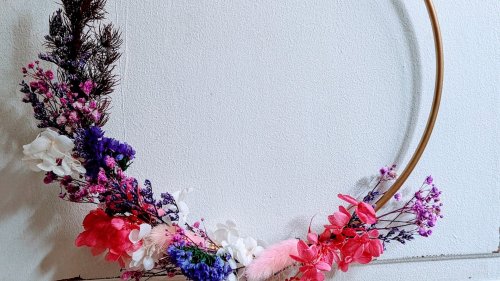 Flower Hoop: So bastelt ihr wunderschöne Blumenkränze in 3 Stilen