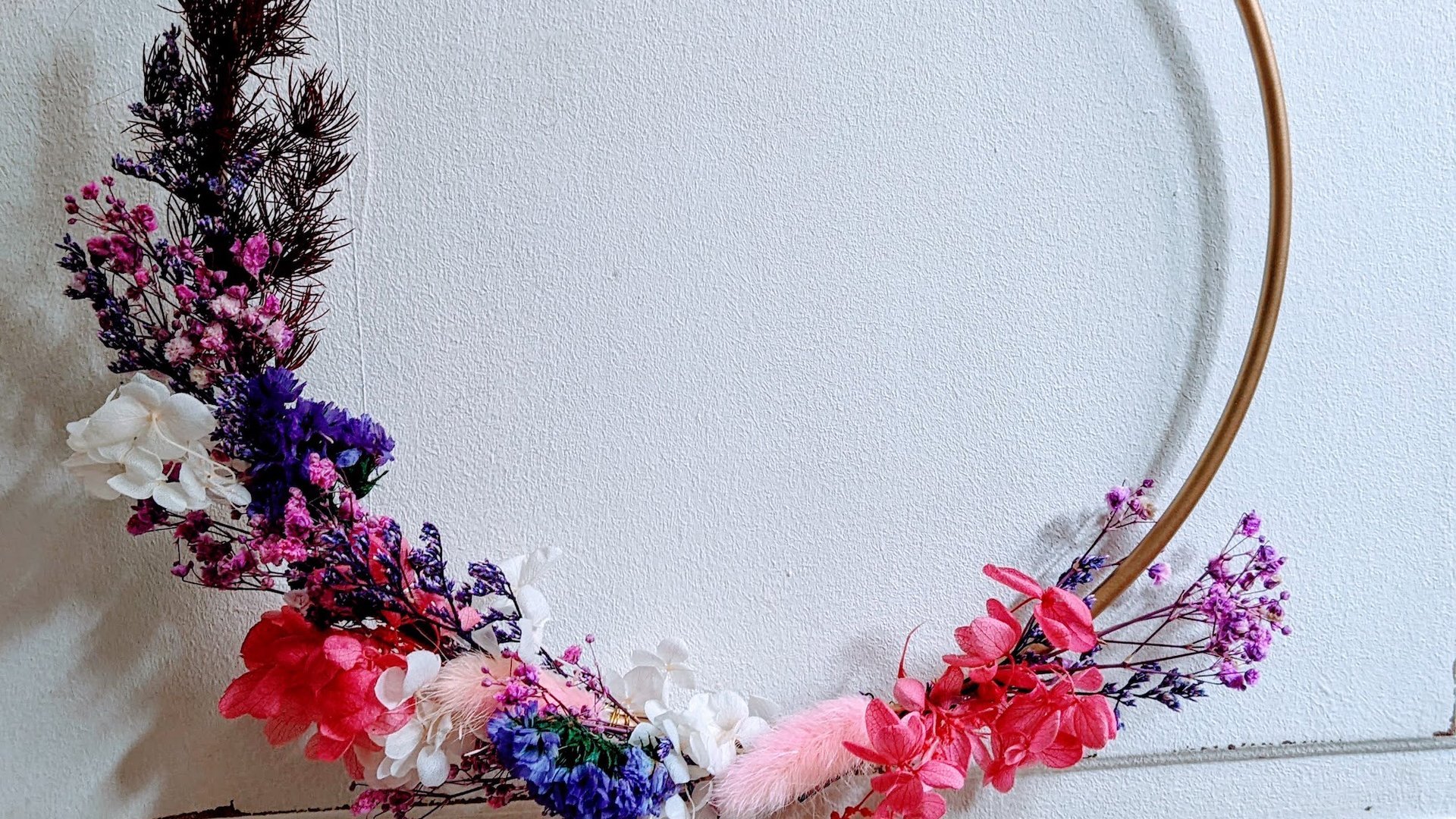 Flower Hoop: So bastelt ihr wunderschöne Blumenkränze in 3 Stilen
