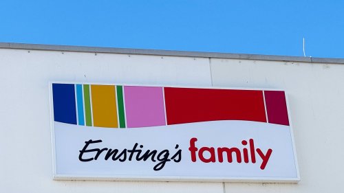 Süße Oster-Deko bei Ernsting's family: Mit diesem Deko-Hasen kehrt Frühlingsstimmung im Zuhause ein