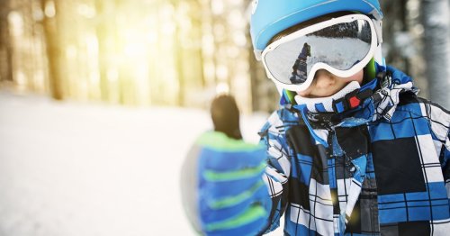 Die richtige Skiausrüstung für Kinder: Skikleidung, Ski, Bindung und Helm