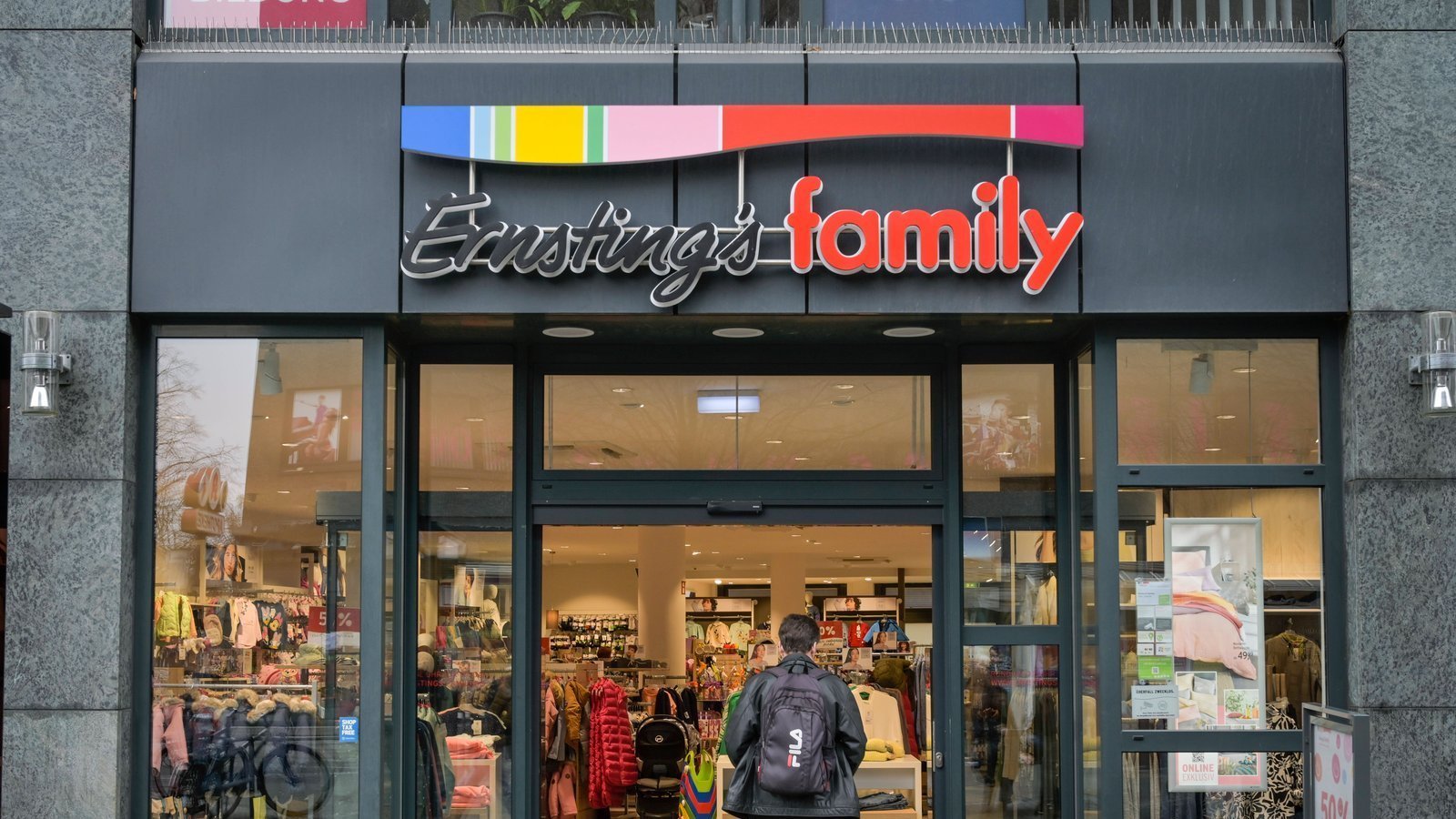 Zauberhaft in Pink: Hermine würde diese Sweatjacke von Ernsting's family lieben