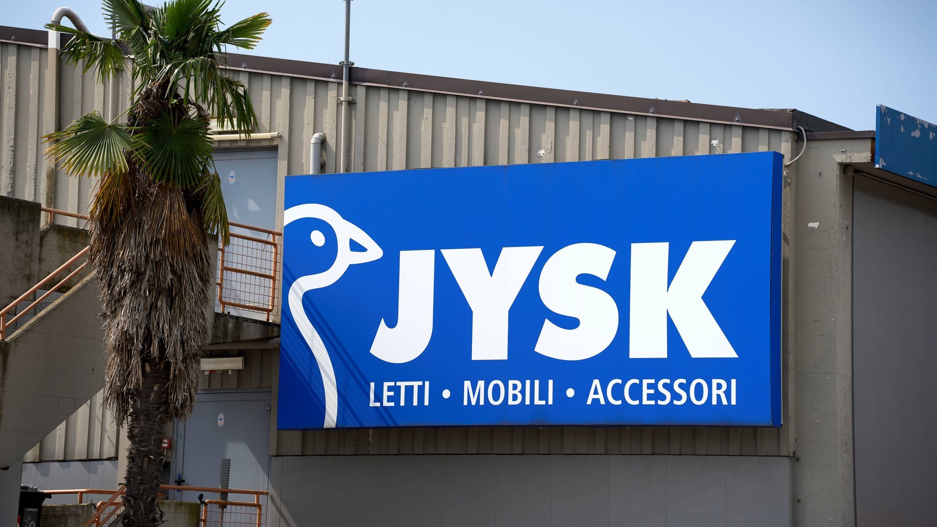 Diese trendige Dekoleuchte von Jysk kostet nur 25 € und wertet jeden Outdoorbereich auf