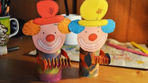 Süße Clowns aus Klorollen basteln: DIY-Anleitung in 8 Schritten