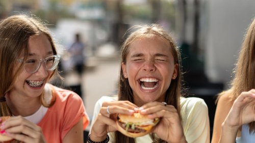 Falsche Ernährung schickt Kinder früher in die Pubertät: Was euer Kind nicht essen sollten