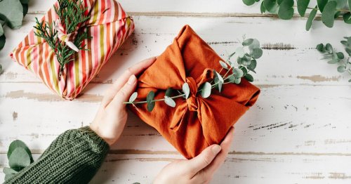 So verpackt ihr Weihnachtsgeschenke nachhaltig in Stoff