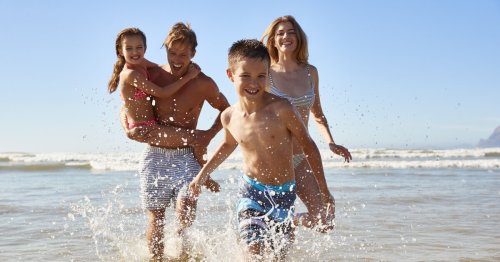 Im Freibad, am See oder Meer: 9 Fehler, die beim Baden richtig gefährlich werden können | familie.de