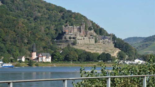 Anstelle dieser beeindruckenden Burg stand im Mittelalter eine Raubritter-Festung