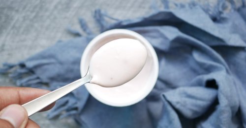 Nicht wegschütten: Aus diesem Grund gibt es auf dem Joghurt etwas Wasser
