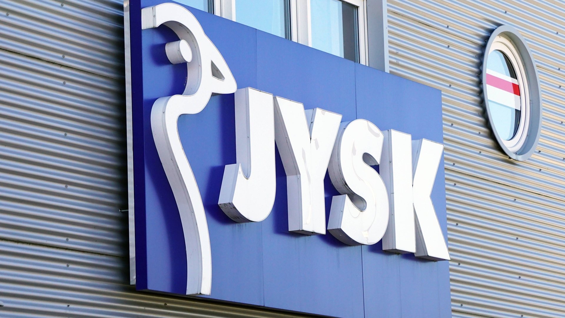 Jysk verkauft stylische schmale Gartenbank aus Polyrattan super günstig