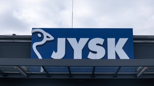 Dieses farbenfrohe Zierkissen von Jysk ist ein toller Hingucker fürs Sofa