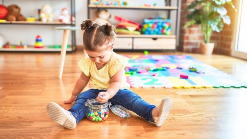 "Das klappt auch ganz ohne Hausbett, Motorikspielzeug und Co.": 18 Tipps für mehr Montessori im Familienalltag