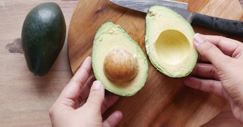 Eigentlich nicht schwer: Mit diesem simplen Trick isst du Avocado richtig