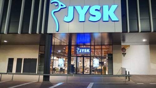 Dieses praktische 3-Etagen-Regal von Jysk bringt Ordnung und Style auf eure Terrasse oder den Balkon