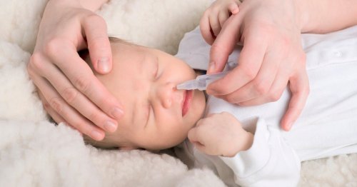 Nasentropfen fürs Baby: Welche sind gefährlich?