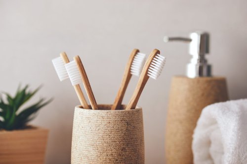 10 Tips on How To Disinfect a Toothbrush