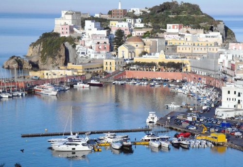 Boom di turisti e spiagge affollate sull’isola di Ponza. Il sindaco: “Mandate l’Esercito”