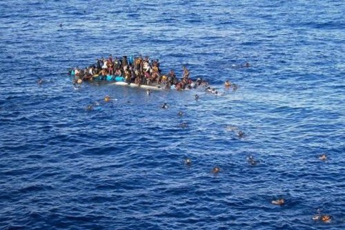 Porti chiusi, sbarchi e morti in mare: l’Italia è una bolla di pesciolini rossi smemorati