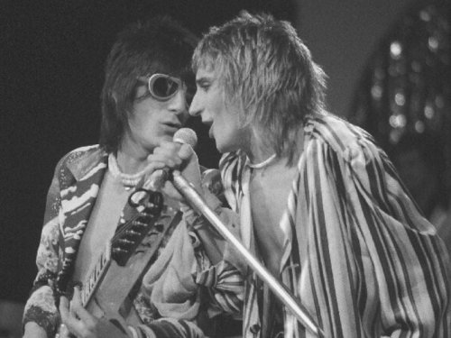 Watch Rod Stewart and Faces perform ‘Maggie May’ in 1973
