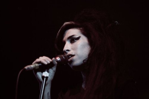 Why did Amy Winehouse dedicate her debut album to Frank Sinatra?