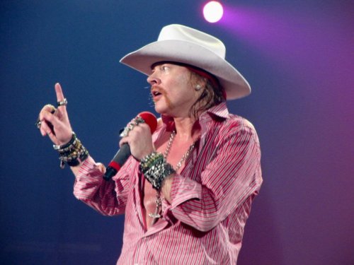 Axl Rose promises not to throw any more microphones