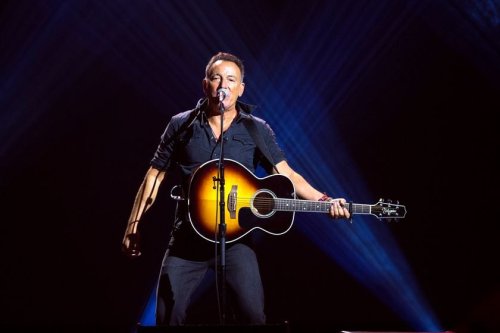 Bruce Springsteen helped by band after falling on stage