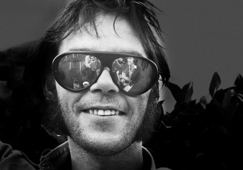 Watch Neil Young perform a sublime rendition of ‘Old Man’ in 1971