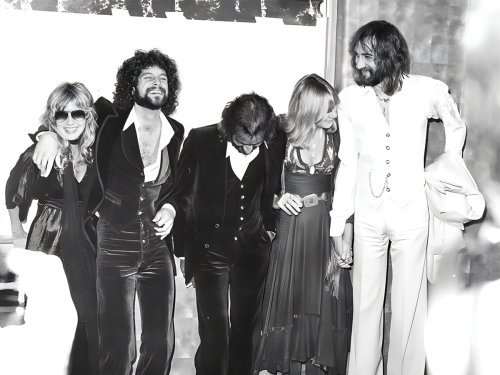 Watch Fleetwood Mac cover Bob Dylan song ‘Love Minus Zero’