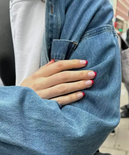 30 fotos de unhas francesinhas decoradas e diferentes para apostar em 2024