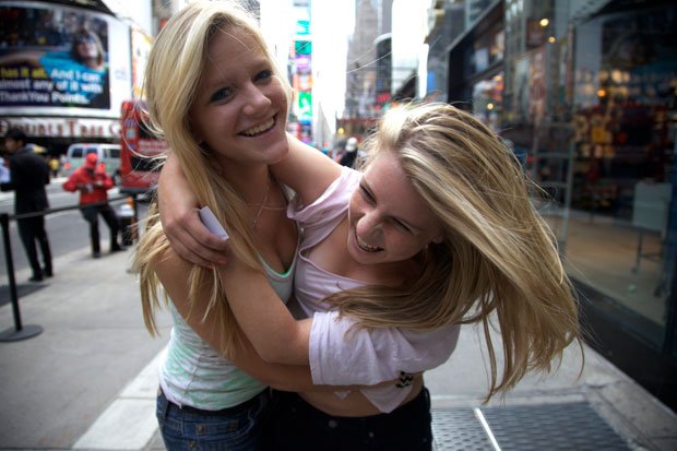 Fascinating Portraits of BFF’s (Best Friends Forever) Taken on the Streets of NYC