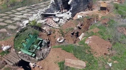 Un drone ukrainien survole à basse altitude les tranchées de l'opposition et enregistre les lanceurs de mines russes.