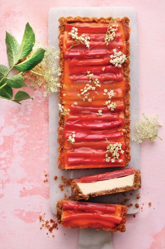 Rhabarberkuchen mit Holunderblütensirup